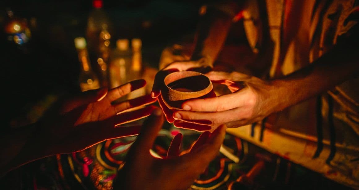 Chá de ayahuasca sendo servido